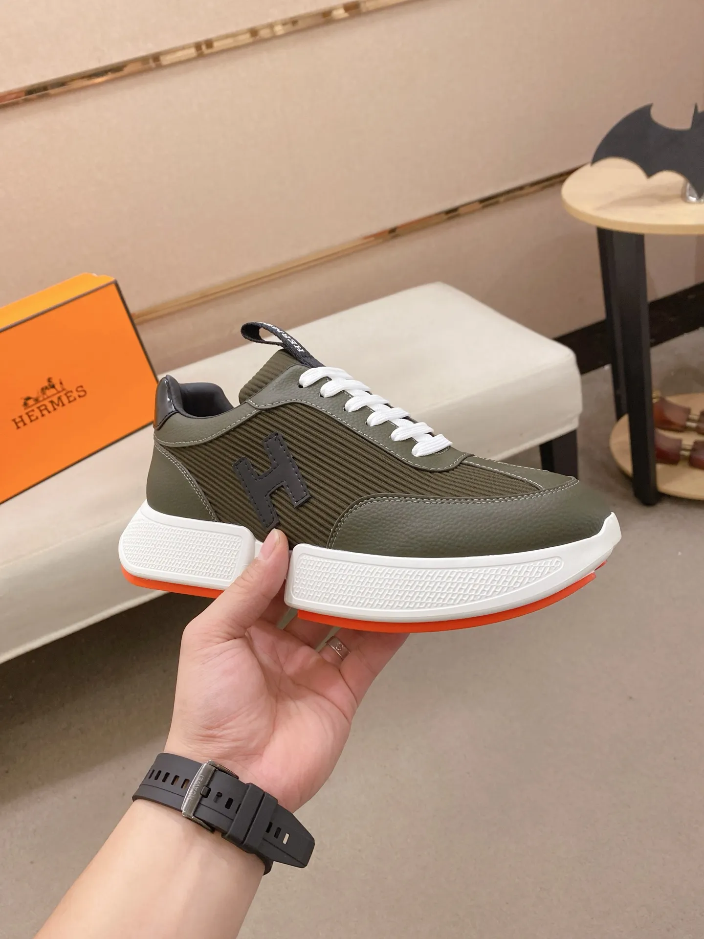 Ex-factory price: 460💰《HERMES》【Classic original single version】Hermès; top 🔝purchasing agent🔍🔍men's latest 🇺🇸 counter sales simultaneously, imported from Italy original ▲▲cowhide ▲▲ (high-end, nobility, class) ) Exquisite workmanship (Italian 🇮🇹 imported water-dyed 🐂 cowhide lining) sole: original sole provided by the original factory, ⚠️exclusive double-layer activity·TPR·rubber·combined molded outsole; super comfortable·wear-resistant·non-slip·environmental protection The real thing is more beautiful if you take the real thing (high quality, follow the order). You can enter and exit the counter at will * Number of yards: 38-44 (45 can be customized and cannot be returned or exchanged)